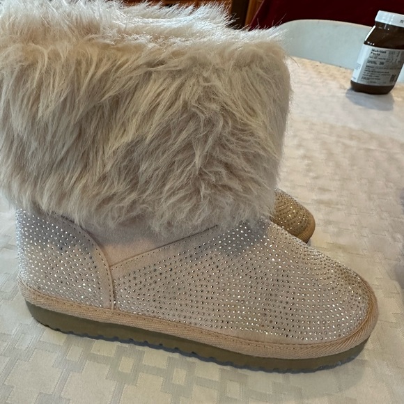 New! Size 4 girl boots - Picture 2 of 3